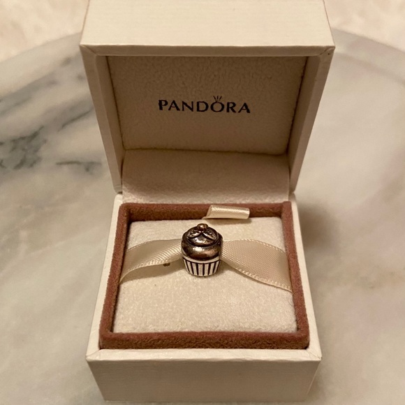 💎Pandora bracelet and 5 charms 💎 - Picture 7 of 8